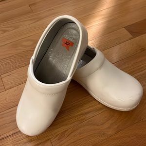 Dansko size 39 white nurse clogs